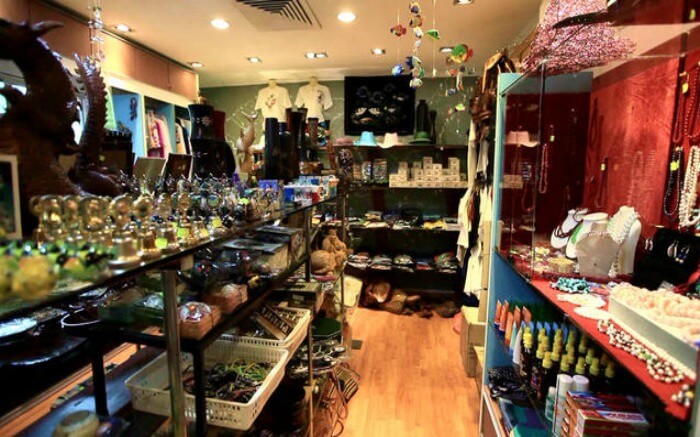 Artifacts-and-jewellery-in-a-shop-in-Maldives