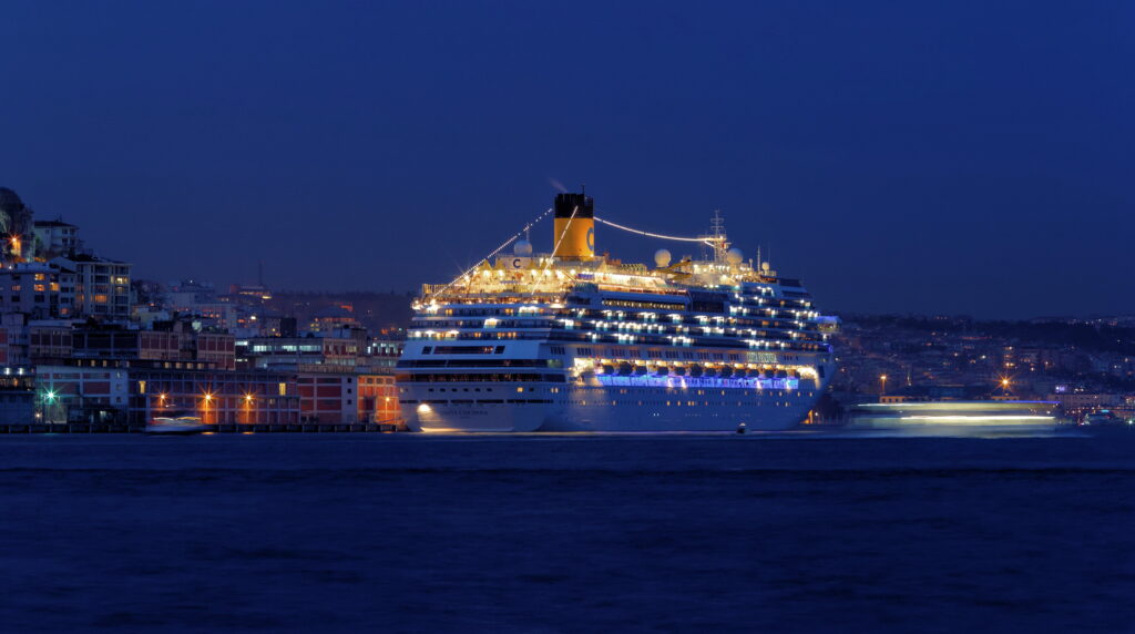 Istanbul_Bosphorus_Cruise_ship